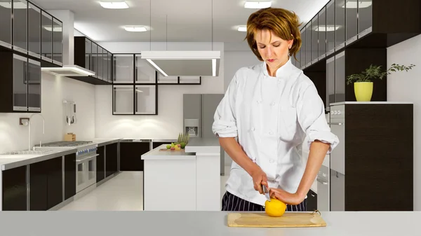 Chef hembra cortando fruta — Foto de Stock