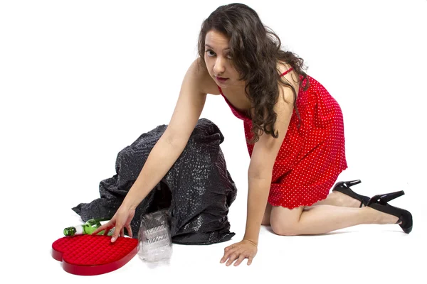 Mujer encontrando regalo de San Valentín — Foto de Stock