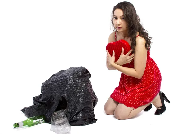 Vrouw vinden gift van de Valentijnskaart — Stockfoto