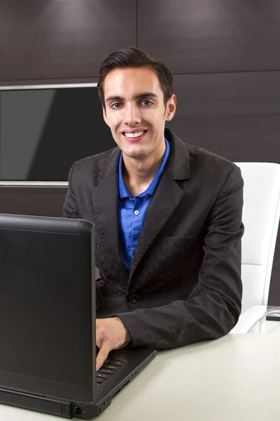 Man browsing the internet — Stock Photo, Image