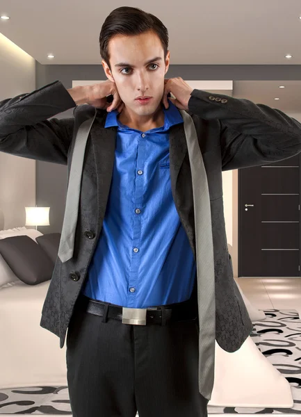 Businessman getting dressed in a hotel — Stock Photo, Image