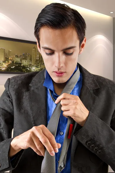 Businessman getting dressed in a hotel — Stock Photo, Image