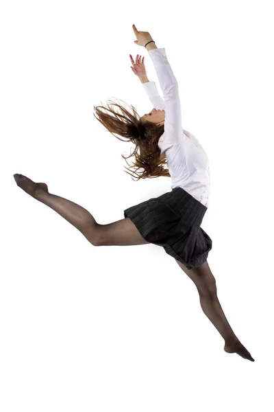 Женщина, прыгающая в балетной форме — стоковое фото