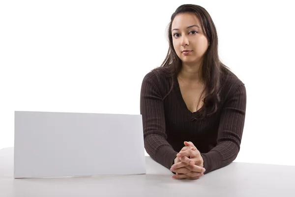 Vrouw met leeg teken — Stockfoto