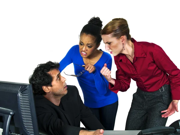 Vrouwelijke werknemers mannelijke medewerker de schuld te geven — Stockfoto