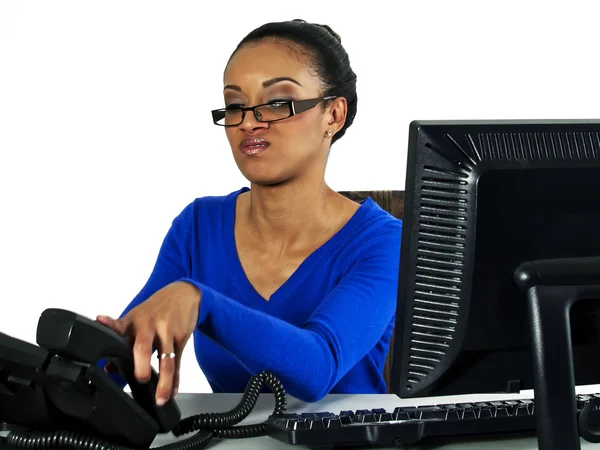 Office meisje op een computer werkt — Stockfoto