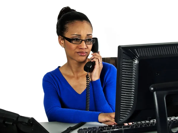 Ragazza ufficio che lavora su un computer — Foto Stock