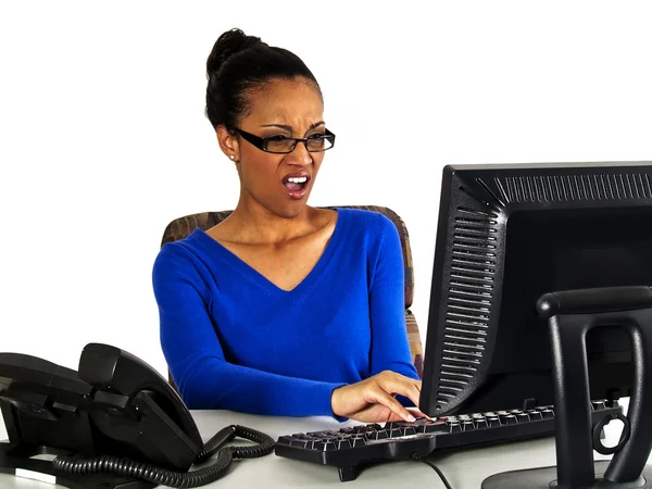 Office meisje op een computer werkt — Stockfoto