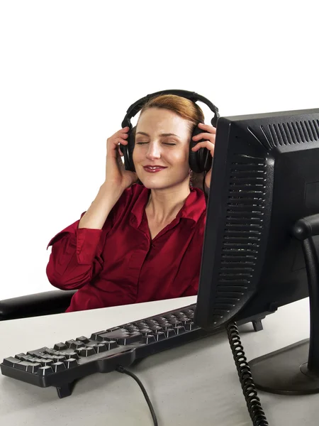 Mujer de negocios escuchando música en auriculares — Foto de Stock