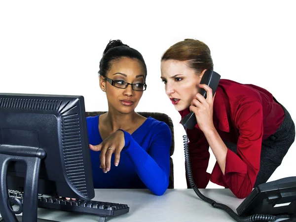 Compañeras de oficina multiraciales —  Fotos de Stock