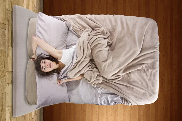 Женщина в постели не может уснуть — стоковое фото