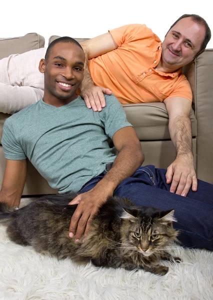 Twee homo liefhebbers ontspannen in de woonkamer — Stockfoto