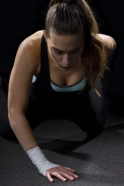 Vrouw doen pushups — Stockfoto