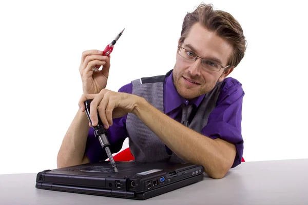 Homem consertando um computador — Fotografia de Stock