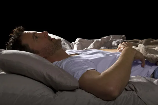 Insomniac nem tud aludni az ágyban — Stock Fotó