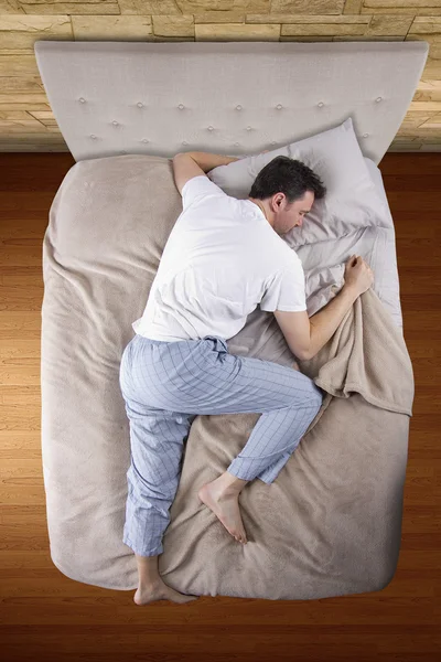 Schlafzimmer mit schlaflosem Mann, der nicht schlafen kann — Stockfoto