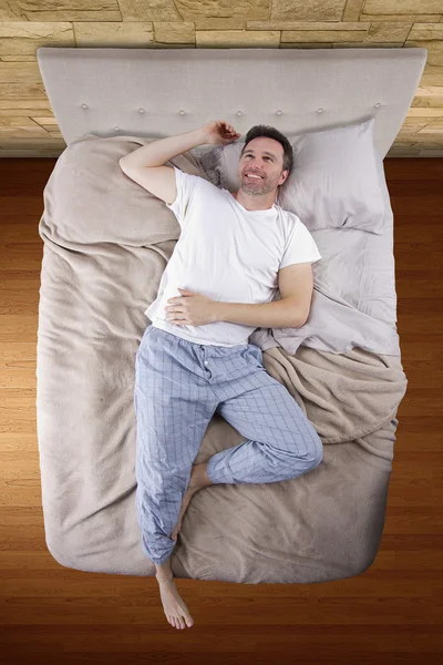 Dormitorio con hombre insomne incapaz de dormir — Foto de Stock