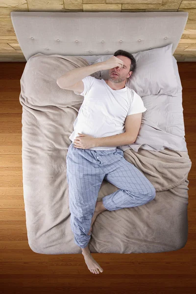 Quarto com homem insônia incapaz de dormir — Fotografia de Stock