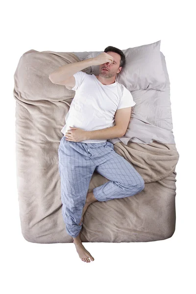 Schlafentzug Mann auf einem Bett — Stockfoto