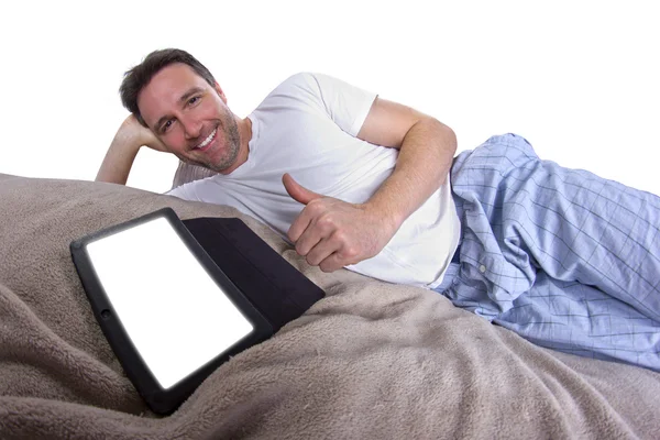 Mężczyzna czytanie na tabletki przed udaniem się do snu — Zdjęcie stockowe
