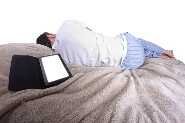 Leitura masculina em um comprimido antes de ir dormir — Fotografia de Stock