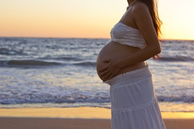 Sahilde hamile kadın