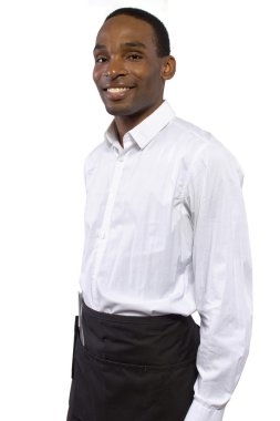 Afrikalı-Amerikalı garson önlük giyiyor