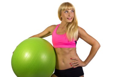 Pilates topu ile yapıyor kadın