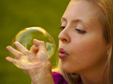 Sabun köpüğü üfleyen kız