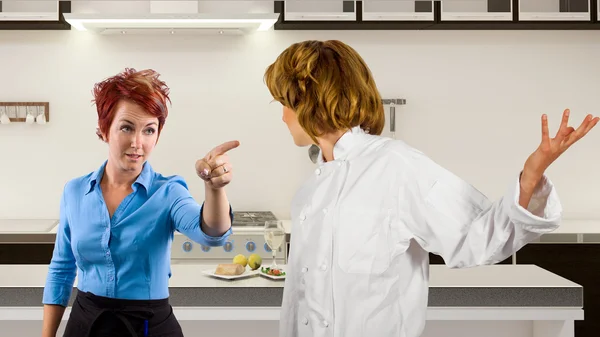 Chef e cameriera litigano in cucina — Foto Stock