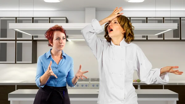 Chef e garçonete lutando na cozinha — Fotografia de Stock