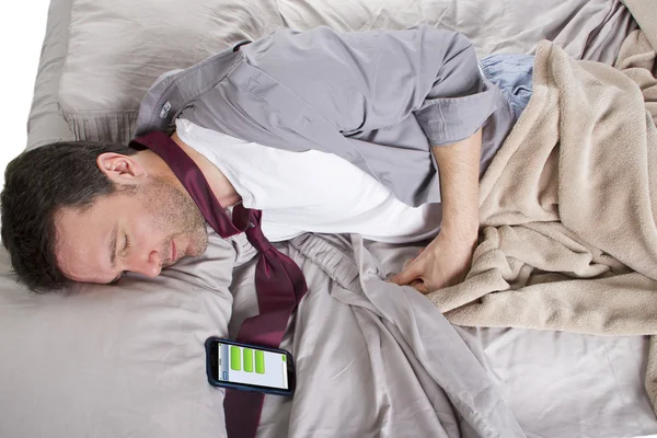 Człowiek śpi i odbieranie wiadomości tekstowych z pracy — Zdjęcie stockowe