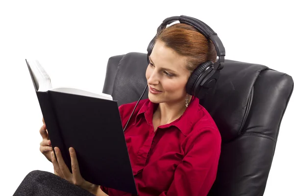 Donna che impara con audiolibri — Foto Stock
