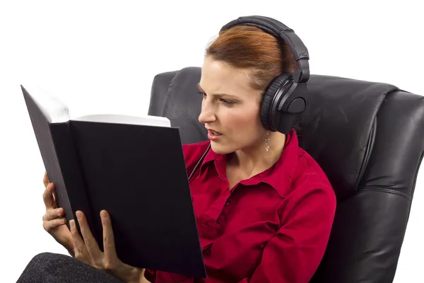 Mulher aprendendo com livros de áudio — Fotografia de Stock