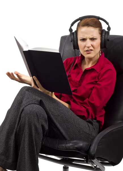 Vrouw leren met audio boeken — Stockfoto