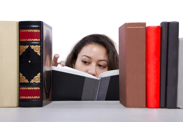 Kobieta czytanie książek z półki — Zdjęcie stockowe