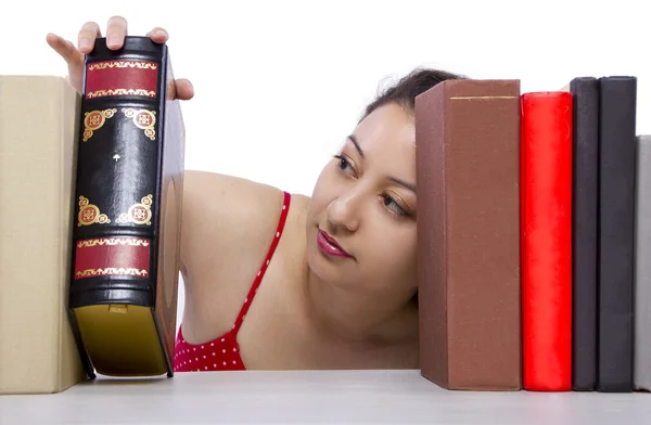 Frau liest Bücher aus Bücherregal — Stockfoto