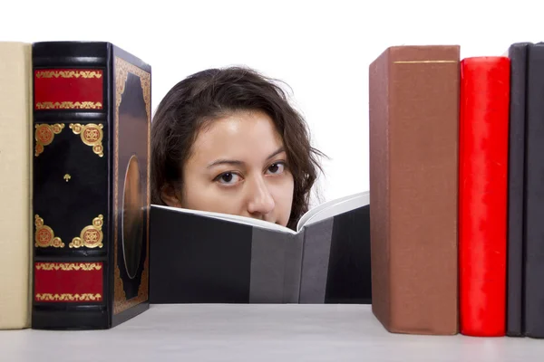 Kobieta czytanie książek z półki — Zdjęcie stockowe