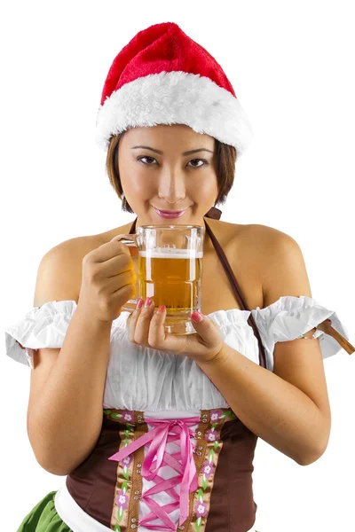 Femme barman tenant un verre de bière — Photo