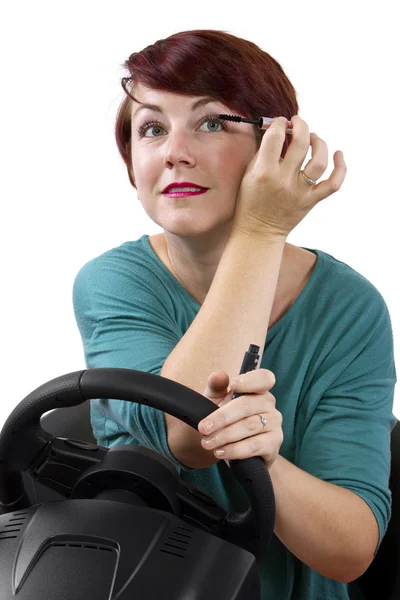 Frau schminkt sich während der Fahrt — Stockfoto