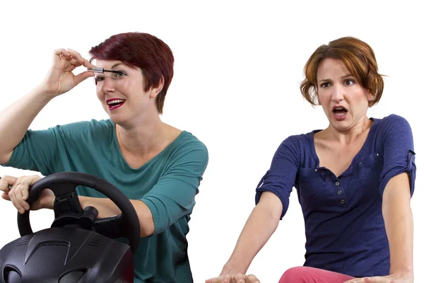 Kadın makyaj sürüş sırasında uygulanması — Stok fotoğraf