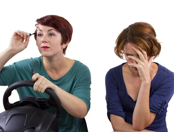 Kadın makyaj sürüş sırasında uygulanması — Stok fotoğraf