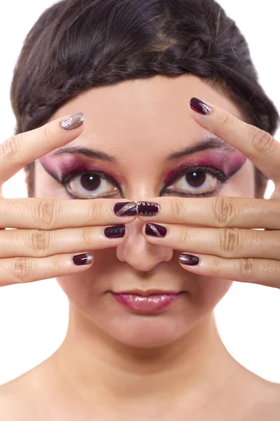 Модель с макияжем и лаком для ногтей — стоковое фото