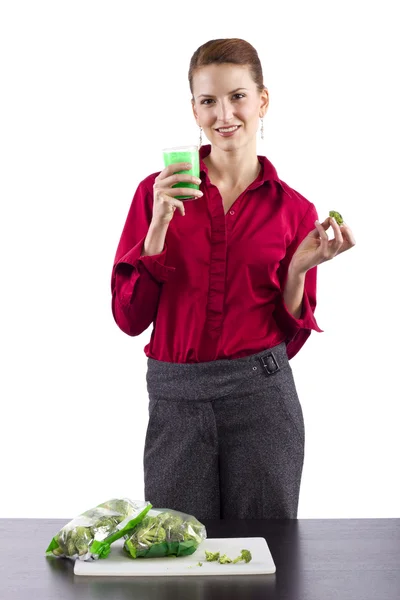 Mulher com suco vegetal verde — Fotografia de Stock