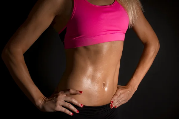 Muscles abdominaux féminins en sueur — Photo