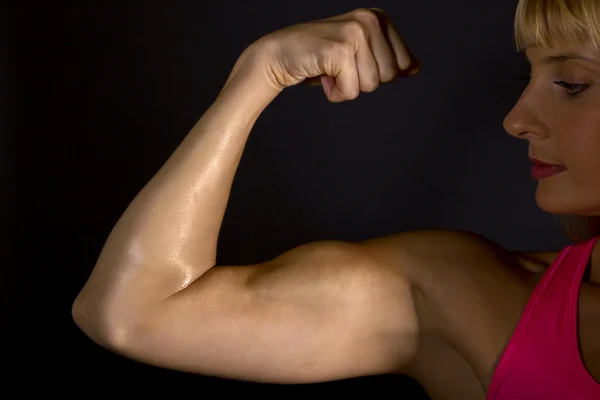 Svettig och muskulöst kvinnlig biceps — Stockfoto