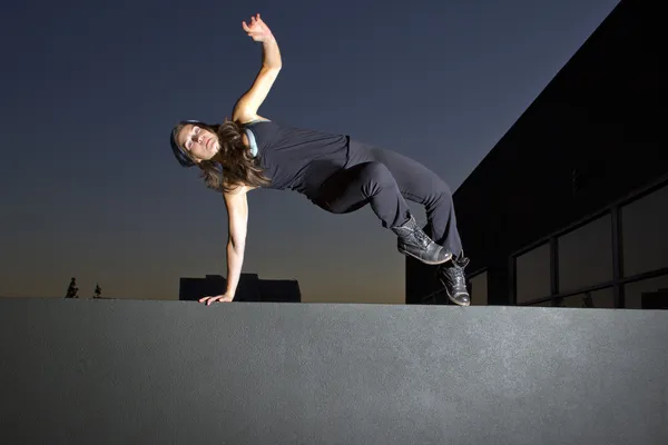 Corredor livre fazendo parkour — Fotografia de Stock