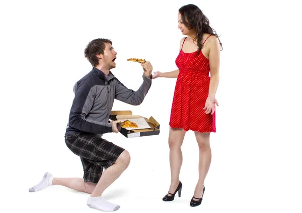 Chłopiec dostawy oferuje pizzę do dziewczyny — Zdjęcie stockowe