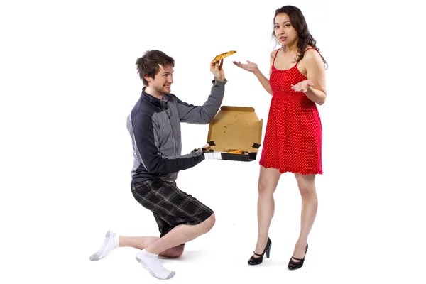 Entrega menino oferecendo pizza para menina — Fotografia de Stock