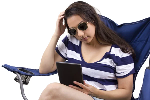 Vrouw met tablet op strandstoel — Stockfoto